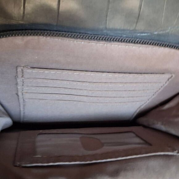 Chic Gray Croc-Embossed Relic Crossbody Bag – Adjustable Strap, Multiple Pockets - Picture 3 of 10